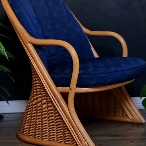 Flott retro kurv stol,  bambus stol med flott mørke blå stoff .