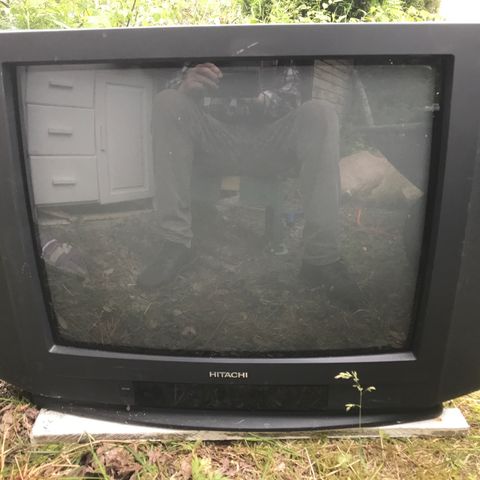 TV HITACHI  gis bort