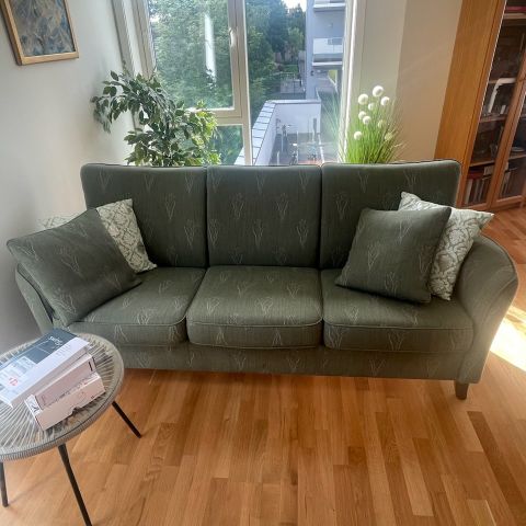 Flott sofa, slitesterkt selgerenstoff, ingen slitarsje og merker. Kvalitet.