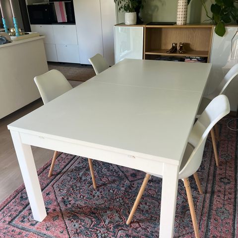 Ikea Bjursta -uttrekkbart hvitt spisebord