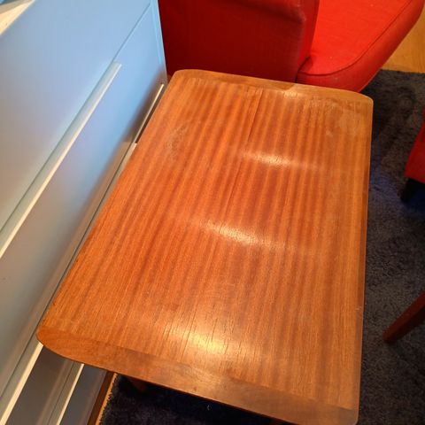 Rimelig vintage sidebord i teak