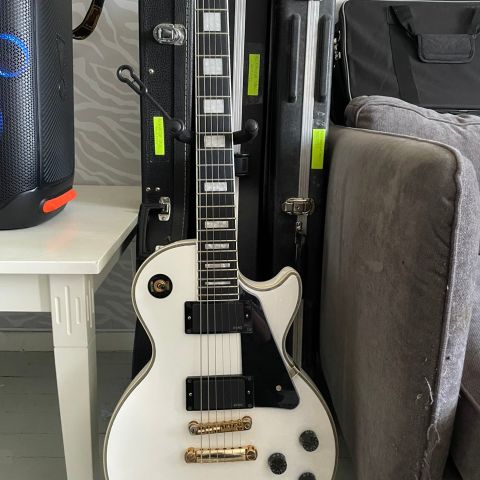 Epiphone Les Paul custom alpine white med EMG pickups (vurderes solgt)