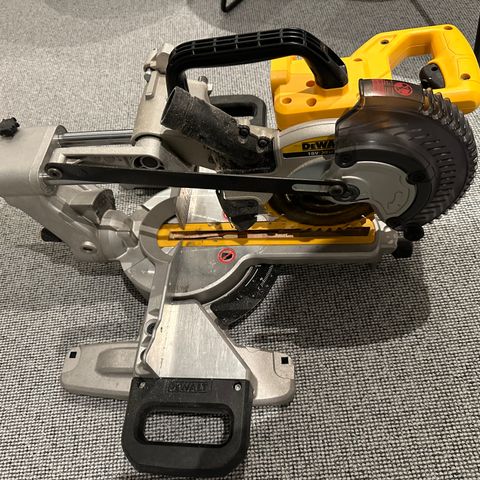 Dewalt kapp og gjærsag elektrisk