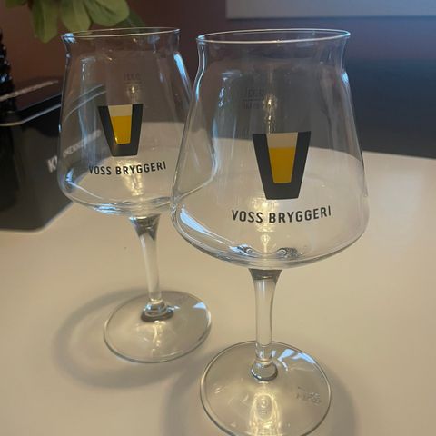 To stett-glass med logo Voss Bryggeri