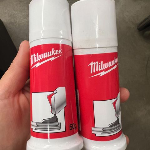 2 stk Milwaukee smørefett (nye uåpnet)
