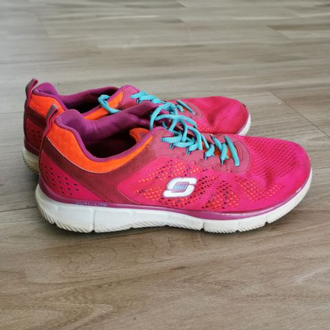 Rosa Skechers joggesko