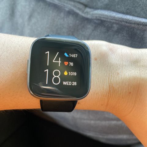 Fitbit versa 2 smartklokke