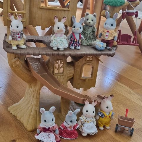 Sylvanian Families trehytte og 10 figurer