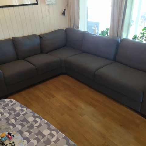 Nesttun . Hjørne sofa fra Skeidar 280*230 i grå/blå farge. Pent brukt selges .
