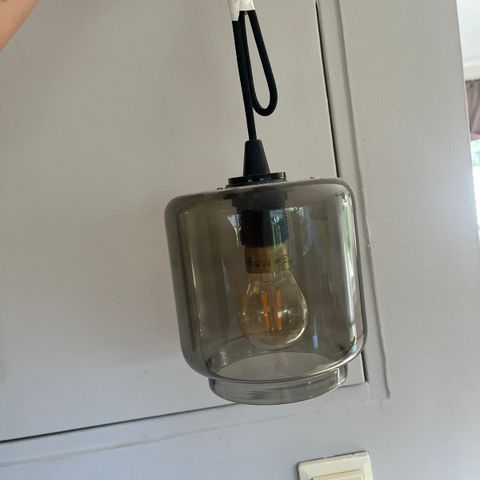 Gir bort to lamper fra Ikea