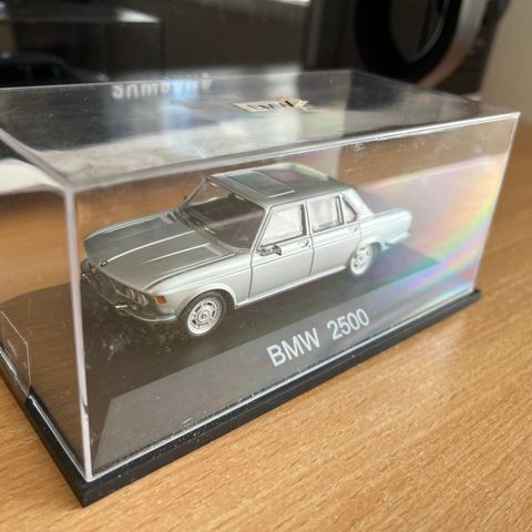 1/43 produsert av MINICHAMPS = BMW 2500