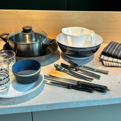 Kitchenware: pan, pot and tableware (kjøkkenutstyr)