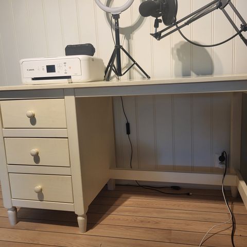hvitt, massivt skrivebord i tre