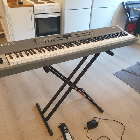 Pianosett - Kurzweil SP2X, stativ, pedal, musikkheadsett og MIDI-kabel