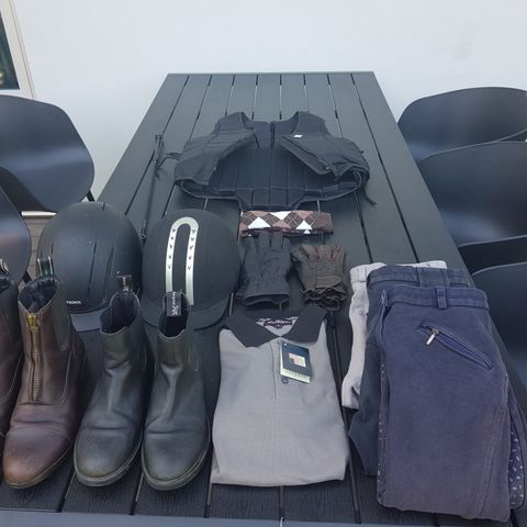 Ridepakke: bukser, sko, hjelmer, vest, m.m.