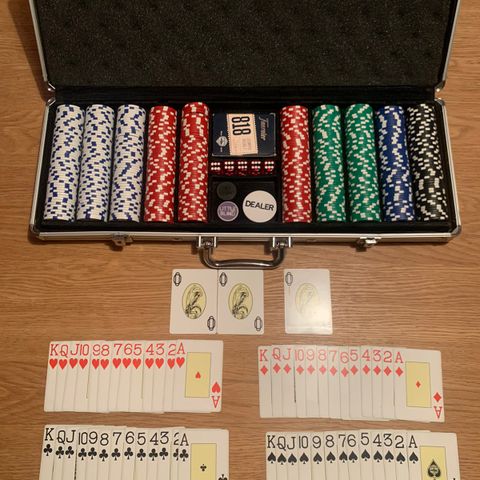 Pokersett (500 sjetonger + profesjonelt kortstokk)