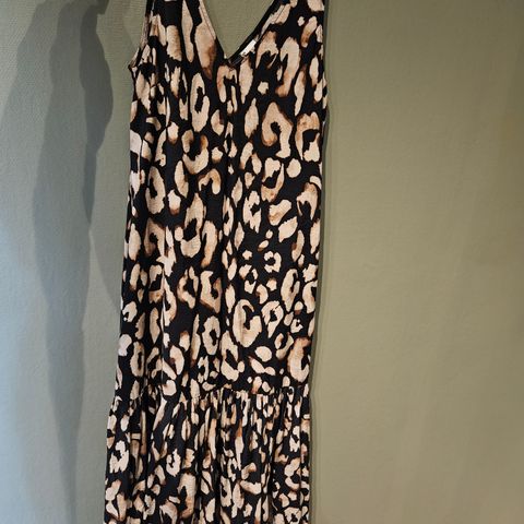 Lang leopardmønstret kjole