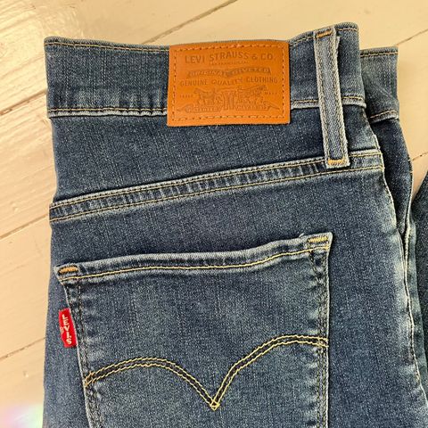 Levis high rise straight 724