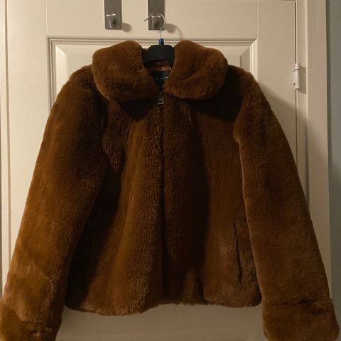 Pent brukt «pels»jakke fra Selected.