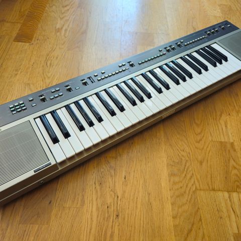 1983 Vintage Yamaha PS-55 Keyboard i god stand