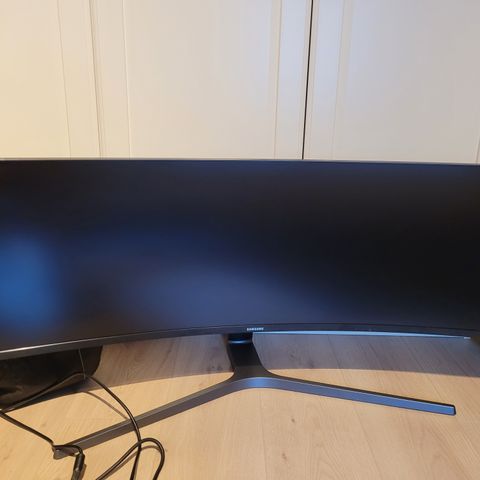 49'' samsung skjerm perfekt til gaming og kontorarbeid