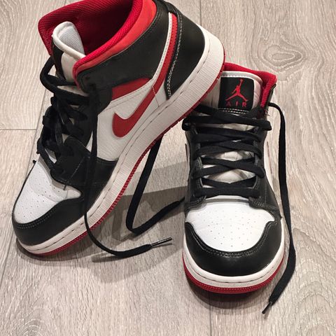 Sneakers Jordan Mid Gym Red str 38,5