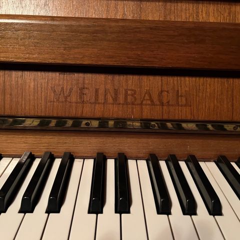 Eldre Weinbach piano på hjul gis bort