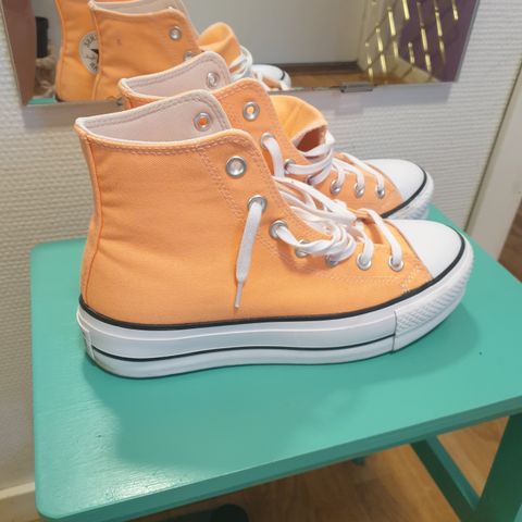 Oransje Converse 450 kr