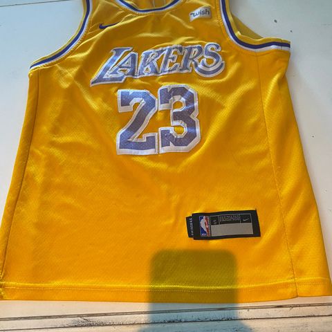 Tøff  LA Lakers Lebron James draktstr 10-12 år-lite brukt-knallpris!