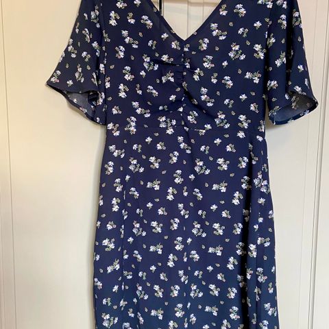 Søt kort kjole - blå med mønster størrelse M fra Only