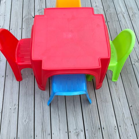 Barnebord og fire stoler i fine farger- Nypris 1059,-