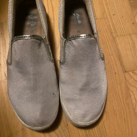 Sølvfargete sko str 40