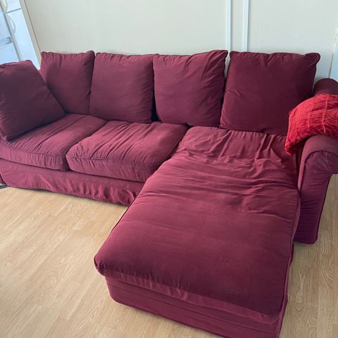 Vinrød sofa