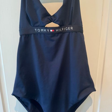 Ny Tommy Hilfiger badedrakt selges