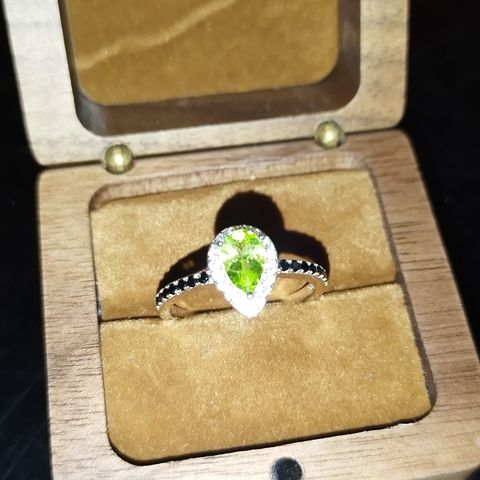 Ring med naturlig 8x5mm peridot