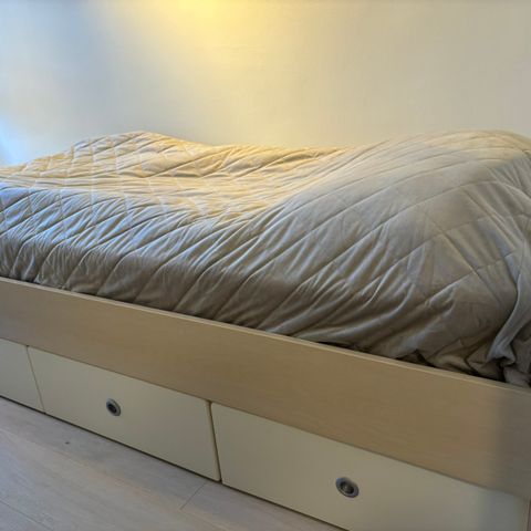 Lite brukt (som ny) seng m/madrass og overmadrass gis bort mot rask henting:-)