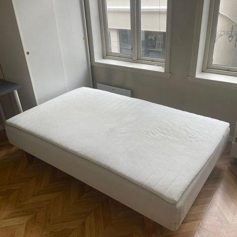 120 seng fra IKEA med overmadrass