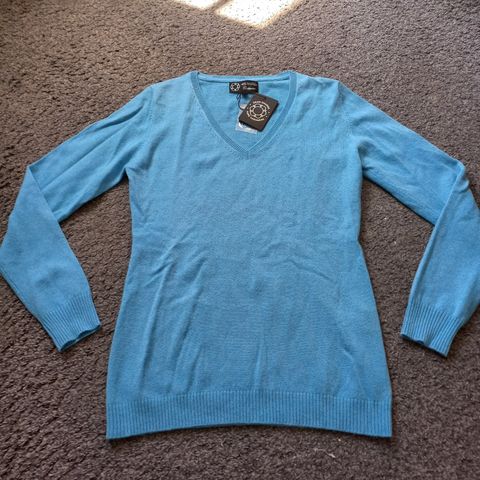 Helt ny cashmere genser i nydelig blåfarge ny med lappen på str medium