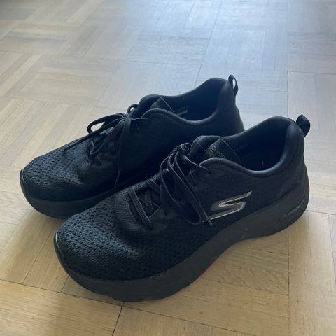 Svarte skechers joggesko