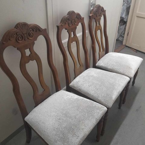 3 STK ANTIKK STOLER  OMTRUKKET AV UNIVERSAL FURNITURE 2900 KR