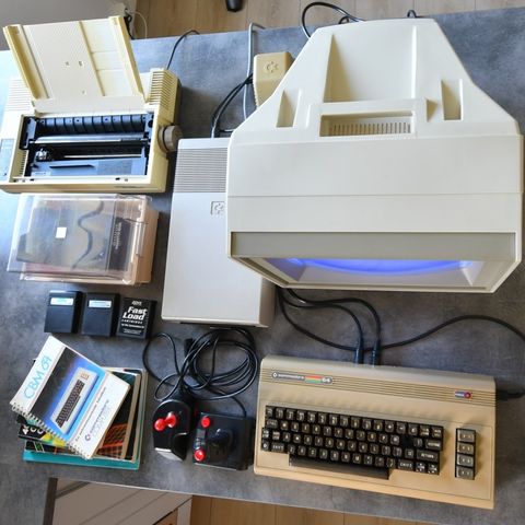 Selger Commodore 64, med C64 monitor, diskettstasjon, printer, joystick
