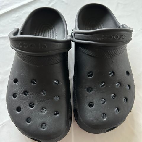 Pent brukte Crocs selges