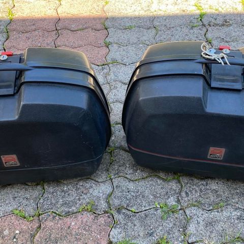 2 stk Givi sidevesker og en toppboks selges 1450,-