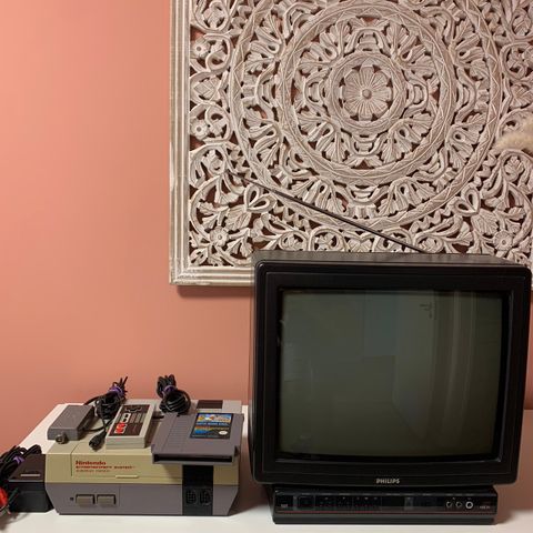 Philips 15" CRT tv selges, Nintendo NES med en super mario bros spill