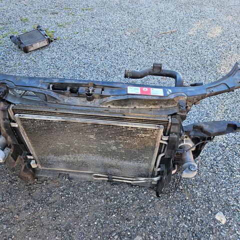 Audi A4 B6 1.9tdi frontplate med radiator