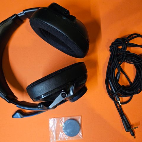 H6PRO closed acoustic gaming headset