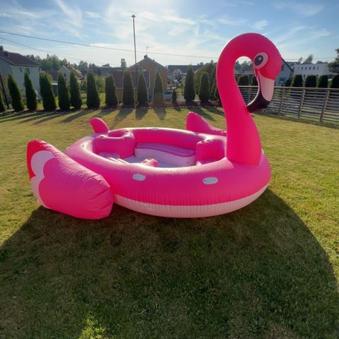 MEGA Flamingo oppblåsbar 3,7 x 3,7 meter!