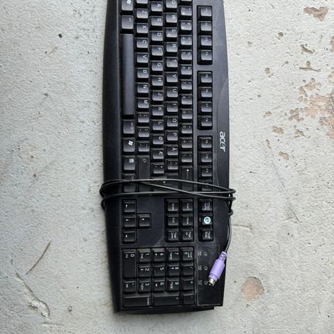 Tastatur, dokkingstasjon og skjermkort.