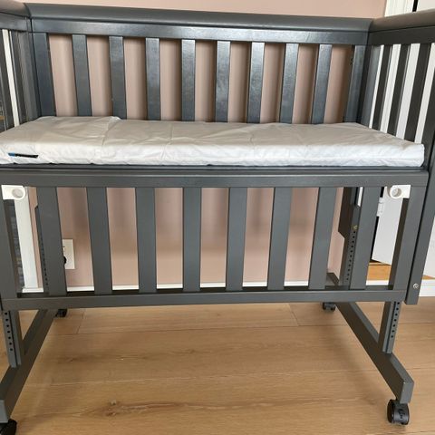 Carena bedside crib med madrass!