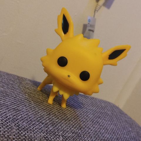 Jolteon Pokemon figur selges!